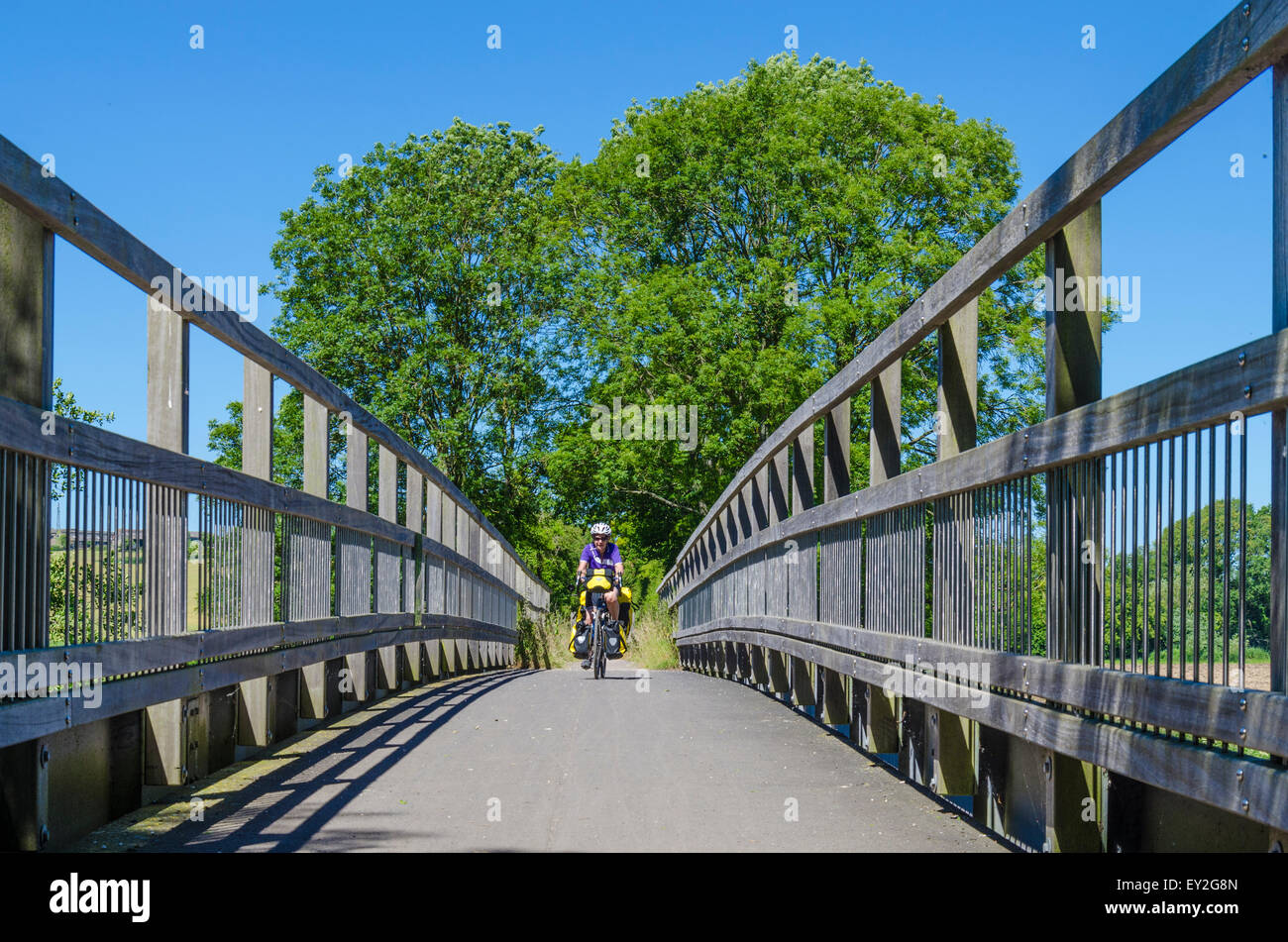 Radfahren über eine Brücke über den Fluss Stour Stockfoto