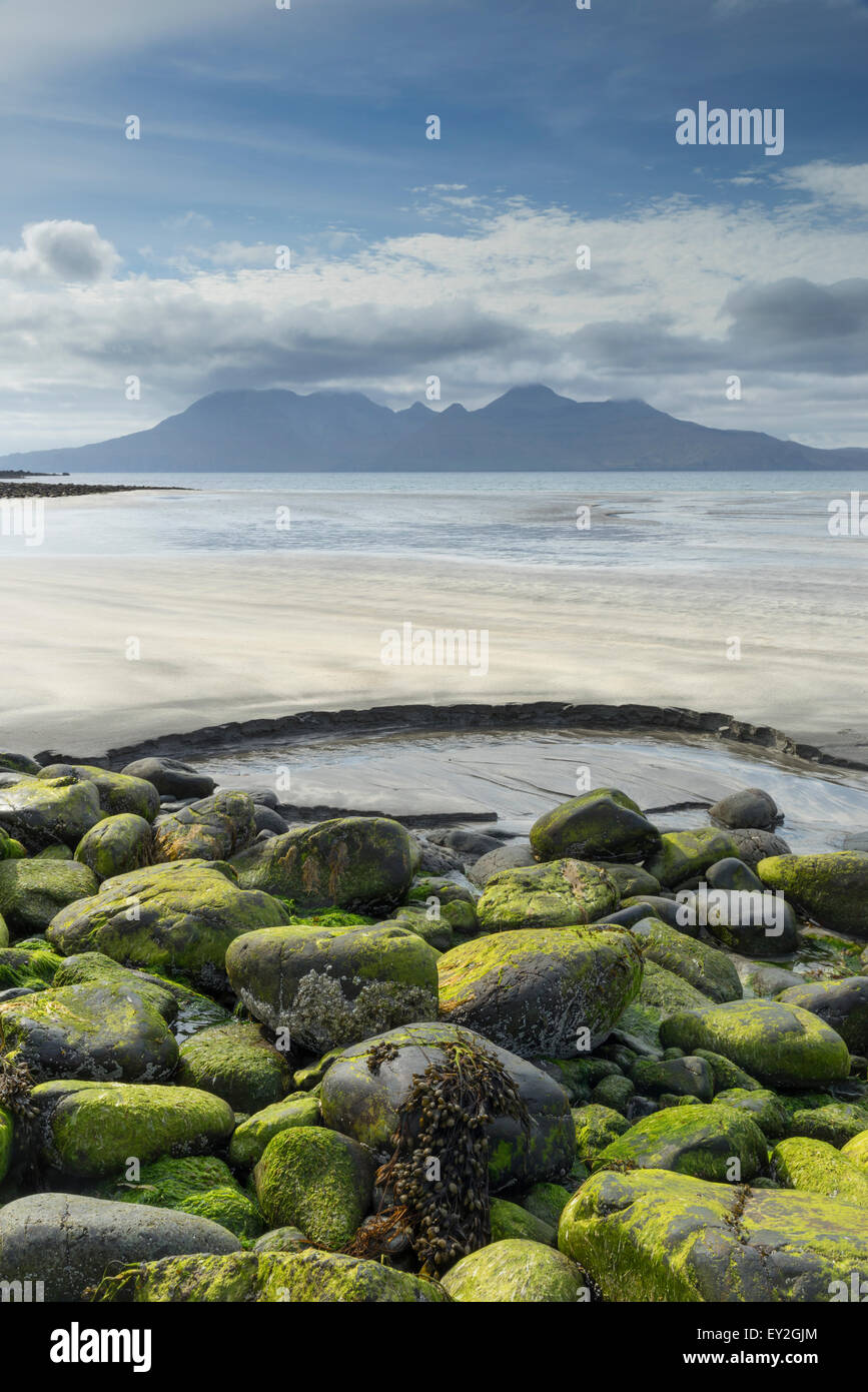 Rhum aus Laig Bucht auf der Insel Eigg, Western Isles, Schottland, Juni 2015. Stockfoto