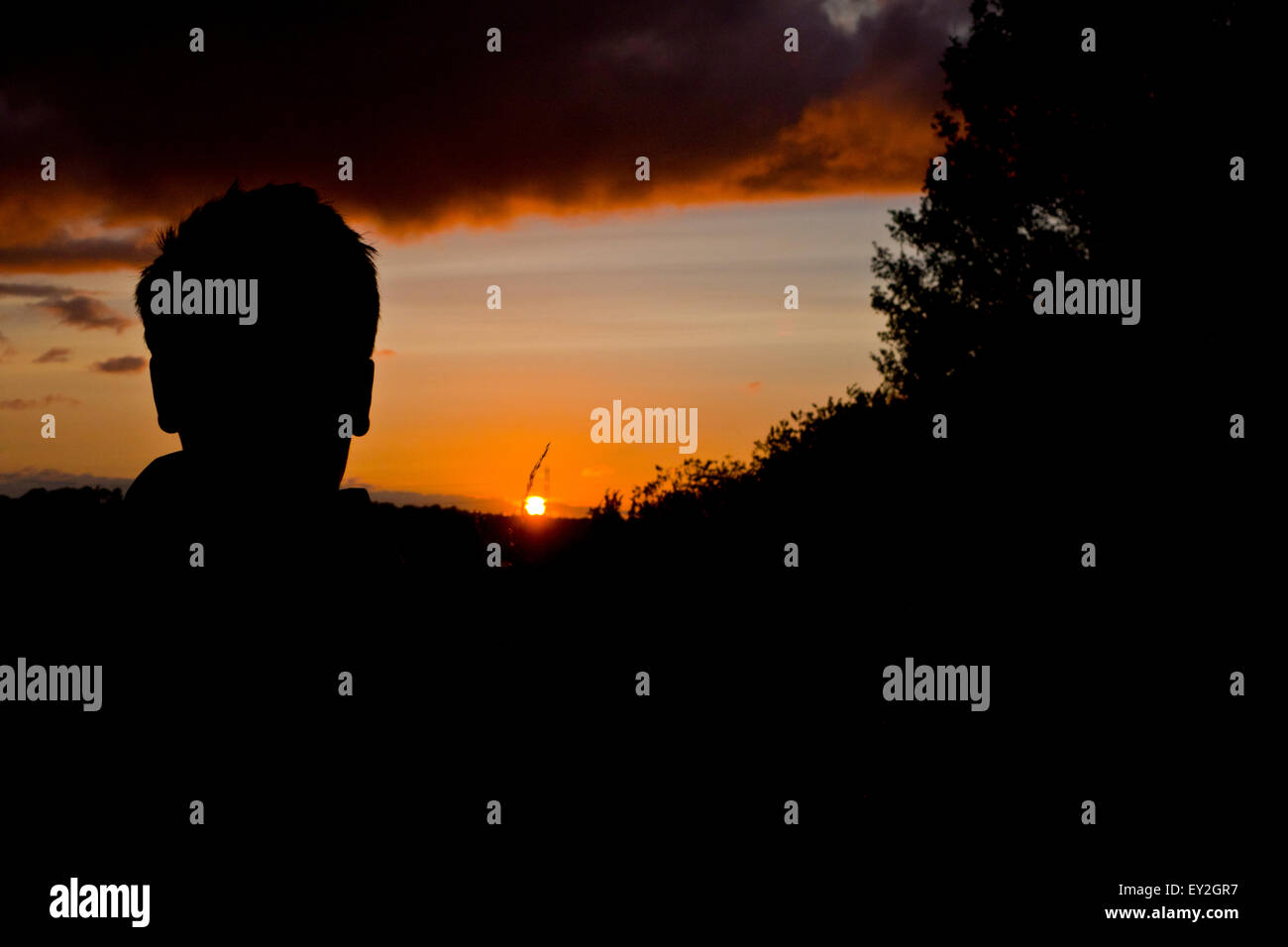 anonymen jungen Mann männlich beobachten Sonnenuntergang student Stockfoto