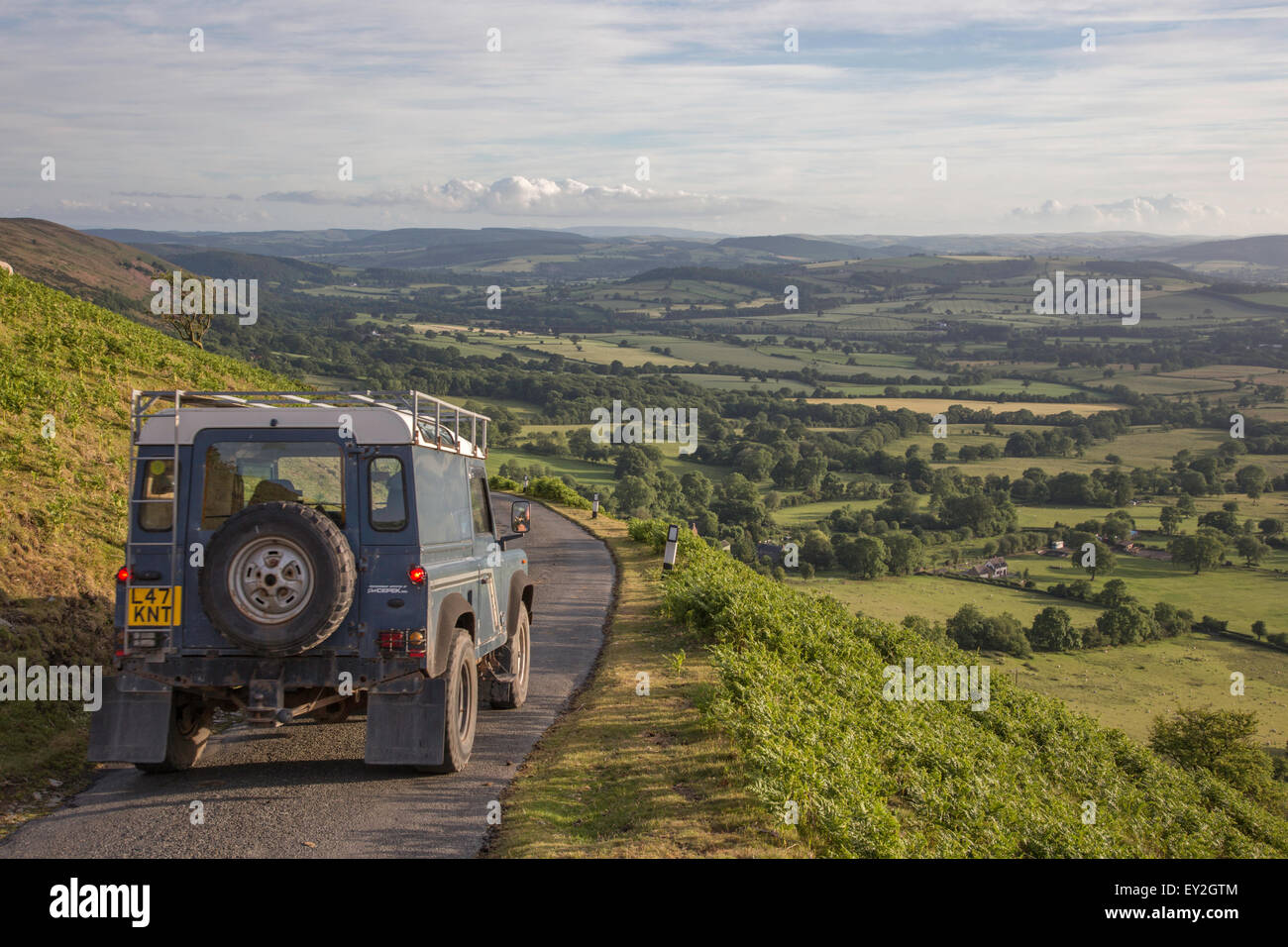 Land Rover Defender auf einer schmalen Panoramastraße absteigend aus Long Mynd Ridge, Shropshire, England, UK Stockfoto