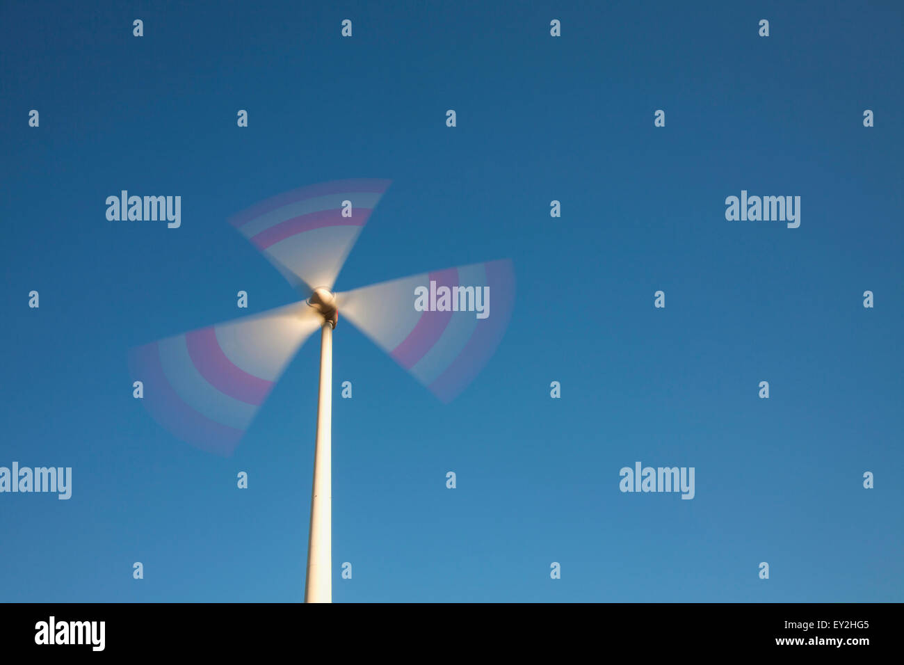 Drehenden Rotorblätter von Windkraftanlagen gegen blauen Himmel Stockfoto