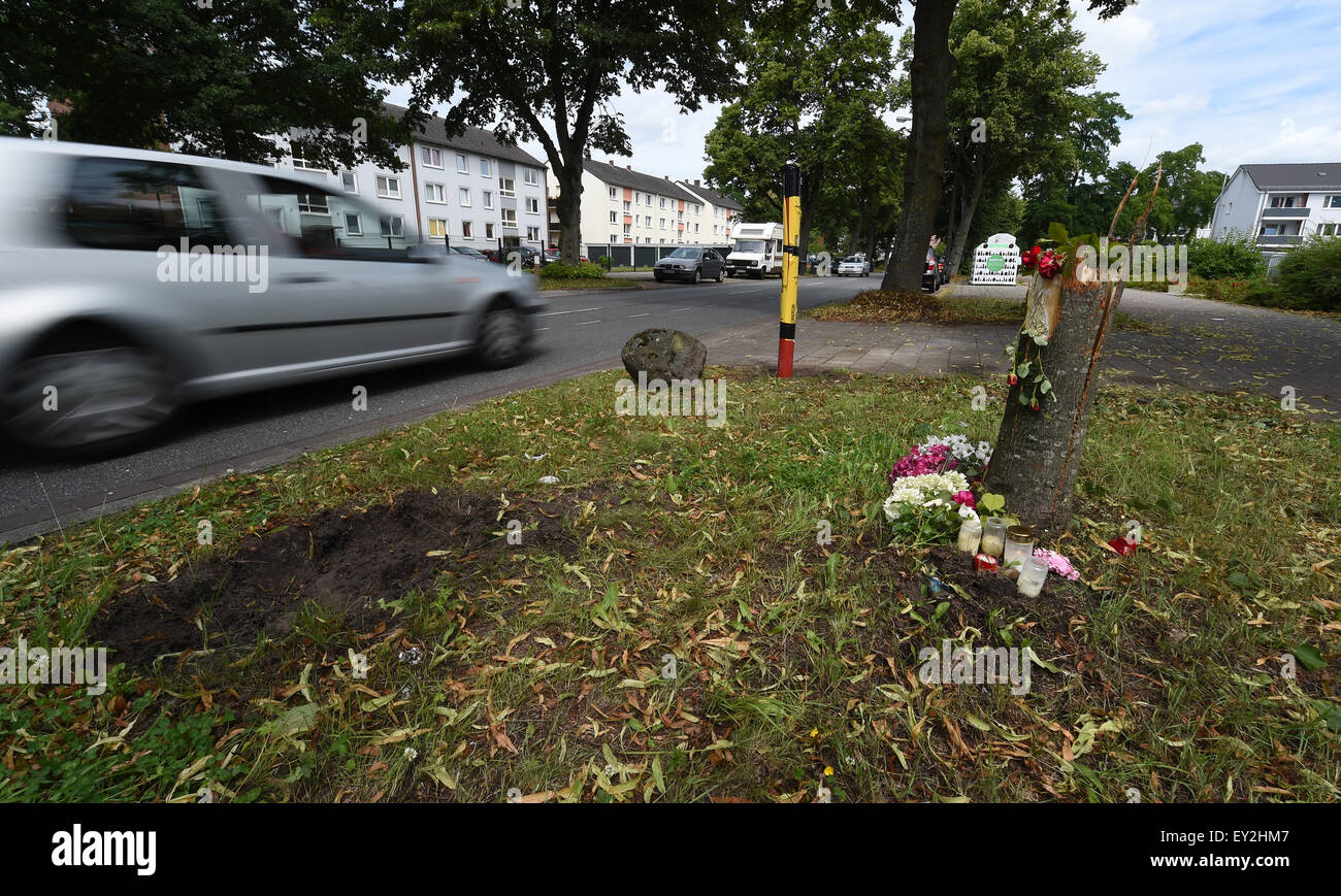Bremen, Deutschland. 20. Juli 2015. Blumen und Kerzen wurden am Standort platziert wo ein tödlichen Autounfall in Bremen, Deutschland, 20. Juli 2015 aufgetreten. Zwei Fahrzeuge auf der Straße gefahren und in ein Überholmanöver in der Nacht vom 19 Juli engagiert. Eine Frau wurde getötet, nachdem ihr Auto gegen einen Baum in ein Ausweichmanöver stürzte. Die Menschen, die den Unfall verursacht floh die Website unentdeckt. Foto: CARMEN JASPERSEN/Dpa/Alamy Live News Stockfoto