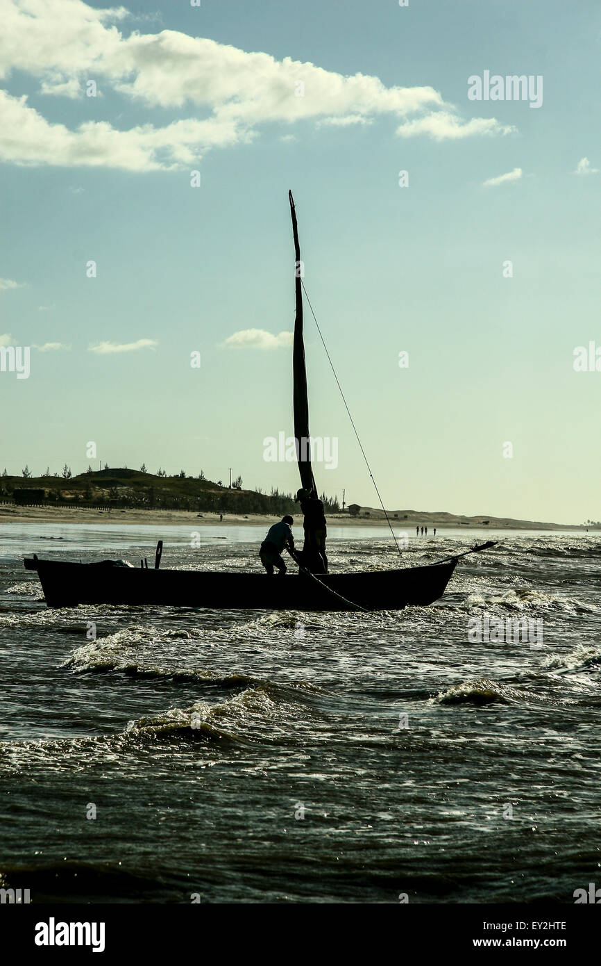 Fischer Segeln die Jangada traditionellen Fischerboot aus Holz gebaut, in der nördlichen Region von Brasilien verwendet. Stockfoto