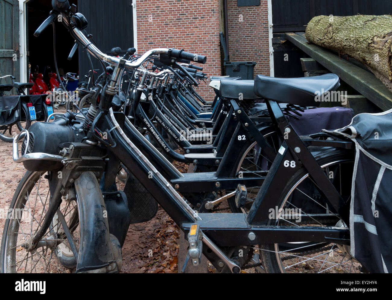DENEKAMP, Niederlande - 15. November 2014: Reihe von Vintage Solex Moped zu mieten. Die Mopeds wurden zwischen 1946 und 1988 produziert. Stockfoto