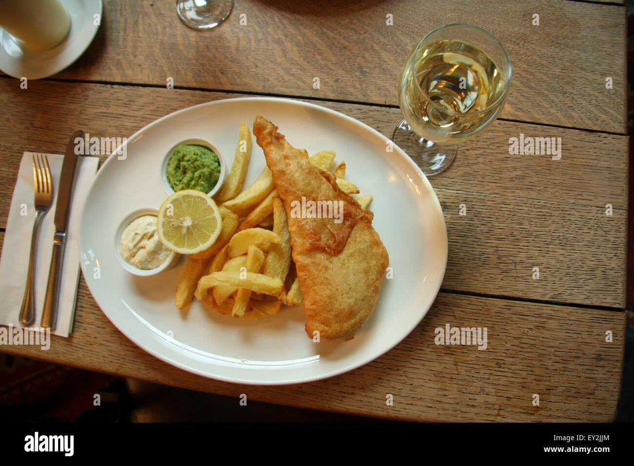 Traditionelle englische Fisch &amp; Chips mit Brei Erbsen und Remoulade ...
