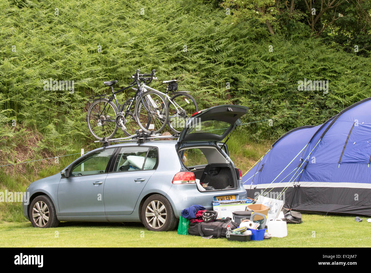 Alle die benötigten Artikel für ein Camping-Wochenende, England, UK Stockfoto