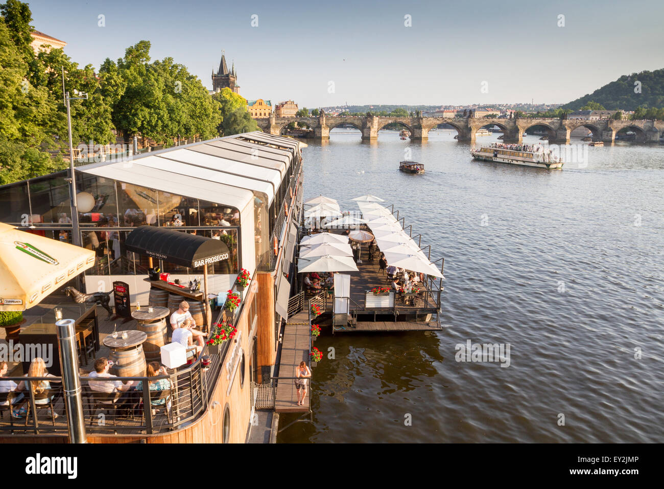 Vltava (Moldau) und Charles Brücke, Praha, Tschechische Republik Stockfoto