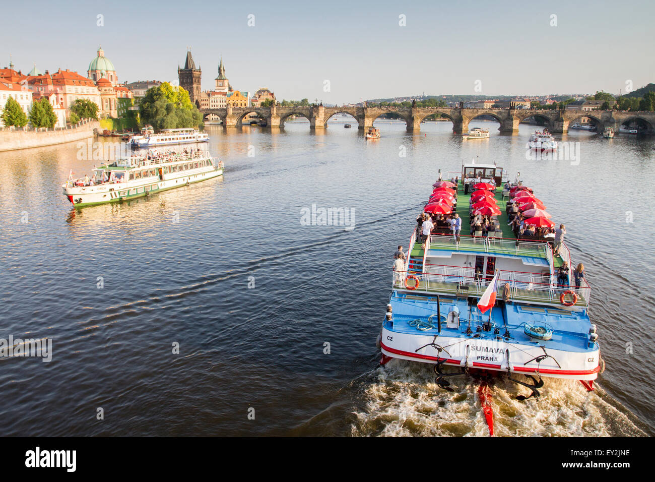 Vltava (Moldau) und Charles Brücke, Praha, Tschechische Republik Stockfoto