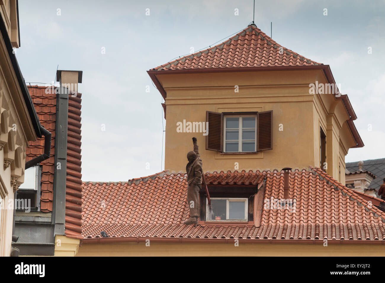 Hängender Mensch, eine Skulptur des David Cerny in Praha, Tschechische Republik Stockfoto
