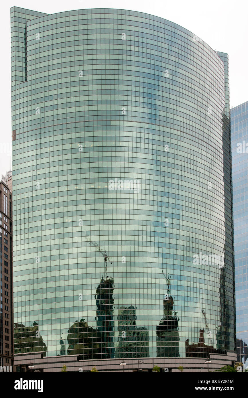 Die geschwungenen grünen Glasfassade des 333 West Wacker Drive, Chicago, entworfen von Kohn Pedersen Fox Associates Stockfoto