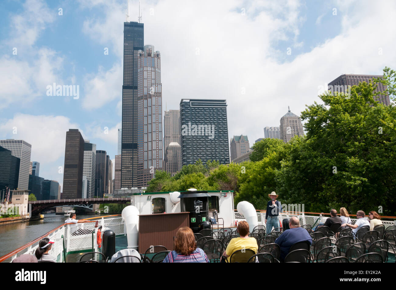 Touristen auf einem Chicago Architecture Foundation-Fluss Kreuzfahrt auf dem Chicago River vor der Willis Tower. Stockfoto