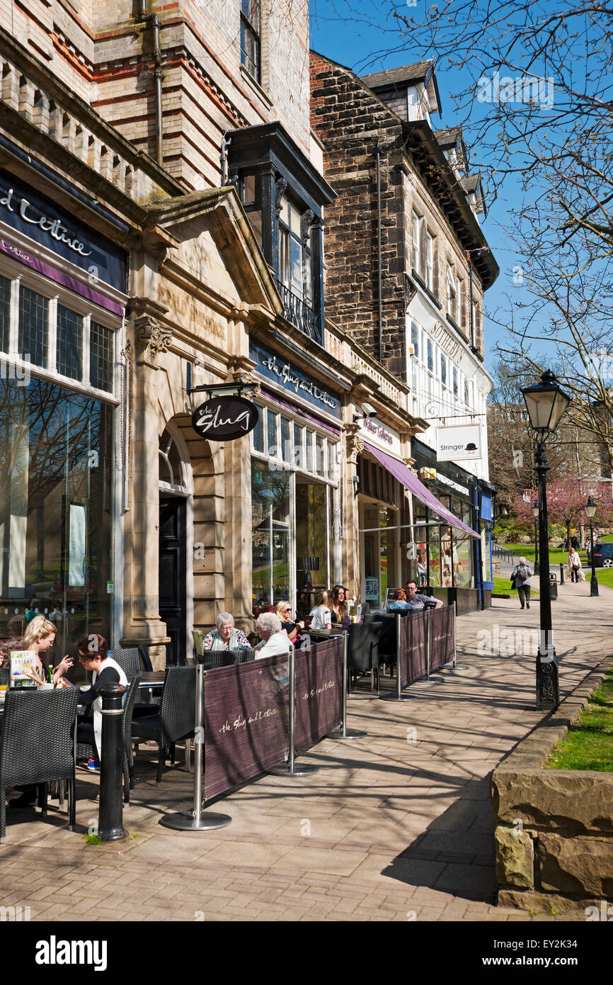 Leute Besucher Shopper sitzen vor der Slug and Saltuce Pub Bar im Frühling Harrogate Stadt North Yorkshire England Großbritannien Großbritannien Großbritannien Großbritannien Großbritannien Großbritannien Großbritannien Großbritannien Großbritannien Stockfoto