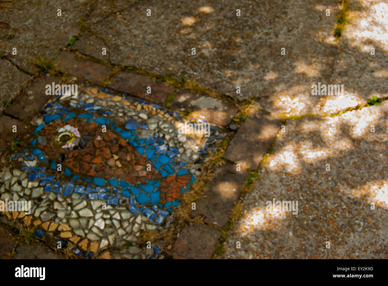 Mosaik, blaue Fisch in einer eklektischen Bauerngarten. Stockfoto