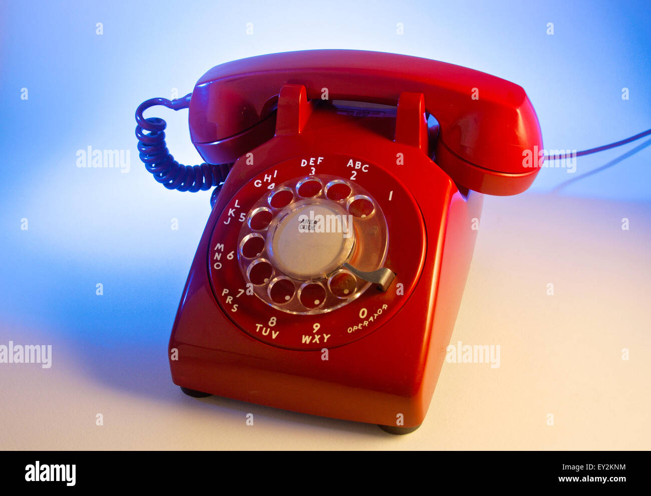 Jahrgang, rot Rotary Telefon, mit blauer Hintergrundbeleuchtung. Stockfoto