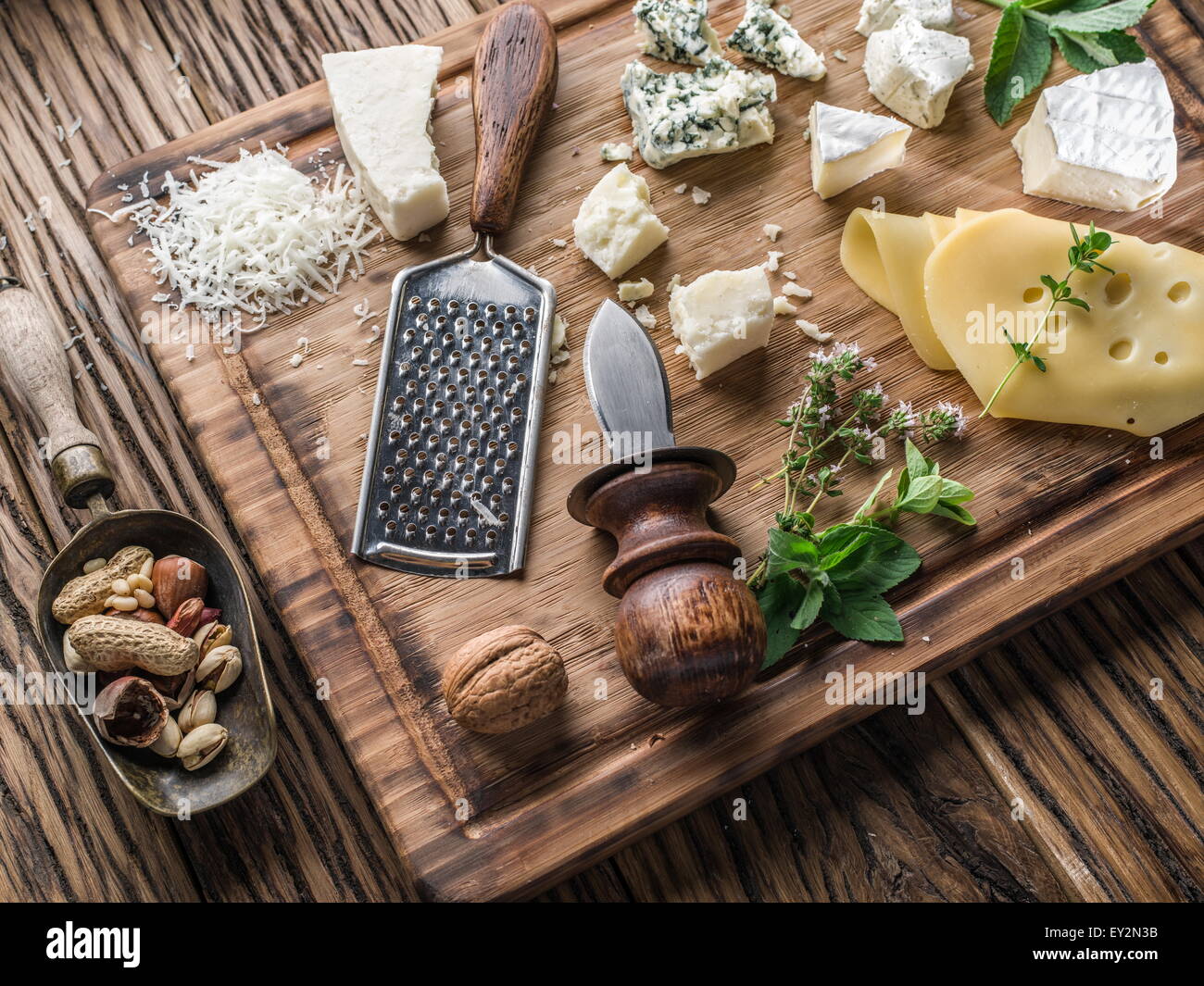 Verschiedene Arten von Käse mit Nüssen und Kräutern. Ansicht von oben. Stockfoto