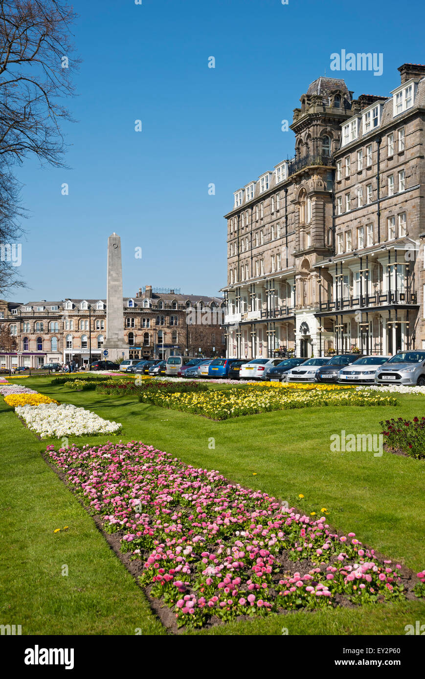 Das Yorkshire Hotel und das Kriegsdenkmal vom Prospect Park im Frühjahr Harrogate North Yorkshire England Großbritannien Stockfoto