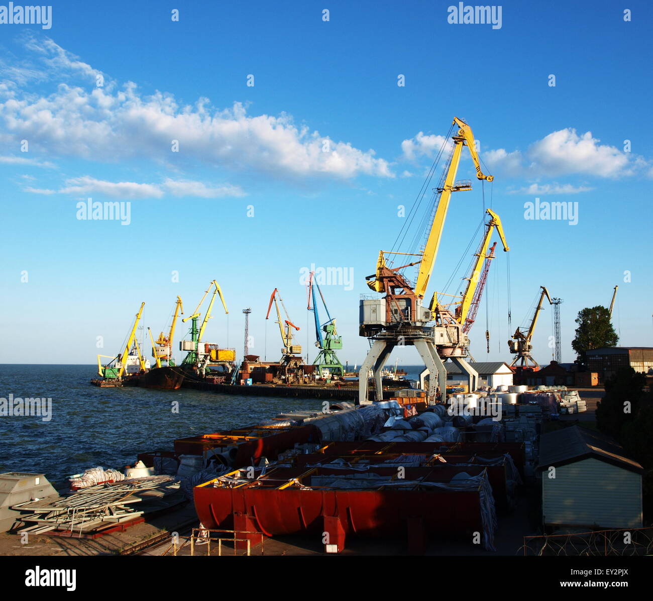 Fracht-Krane in der Pier zum Hintergrund blauer Himmel mit Wolken Stockfoto