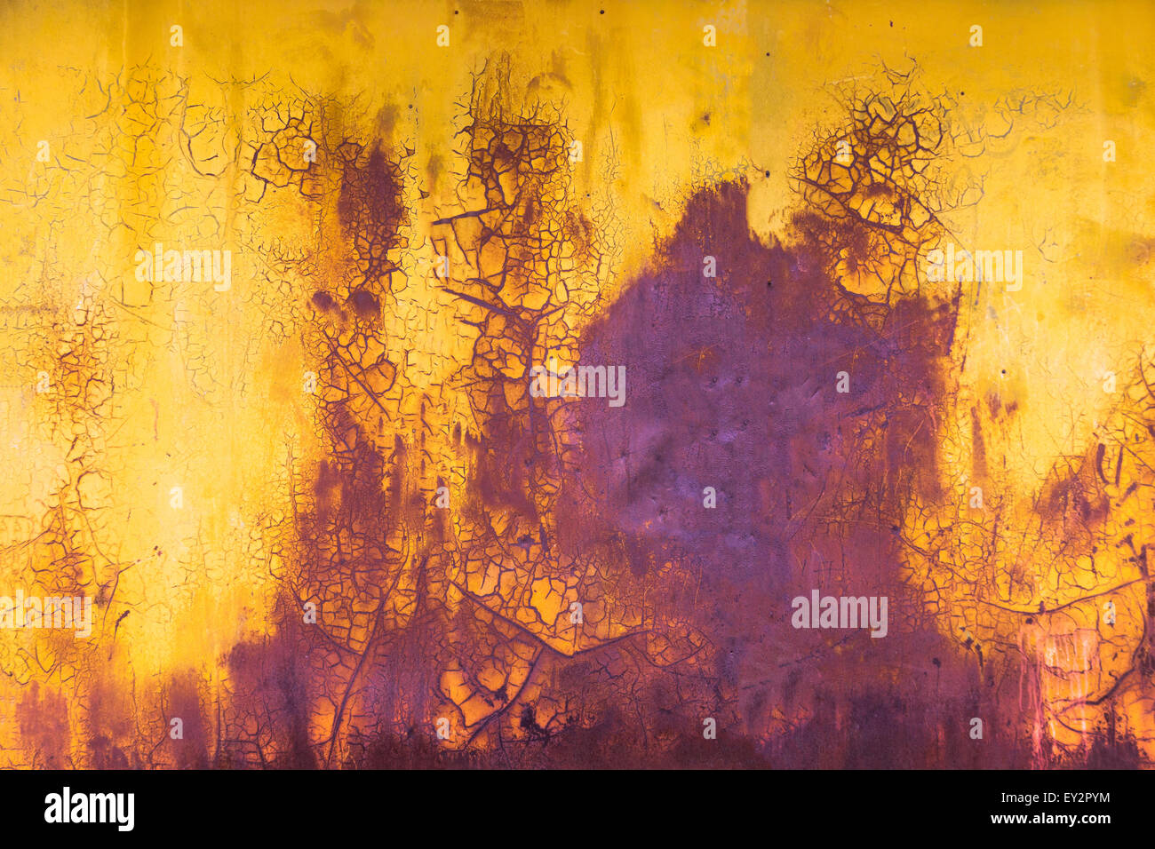 alten malen horizontalen Hintergrund gelbe und violette Farben mit Crack und Kratzer Stockfoto