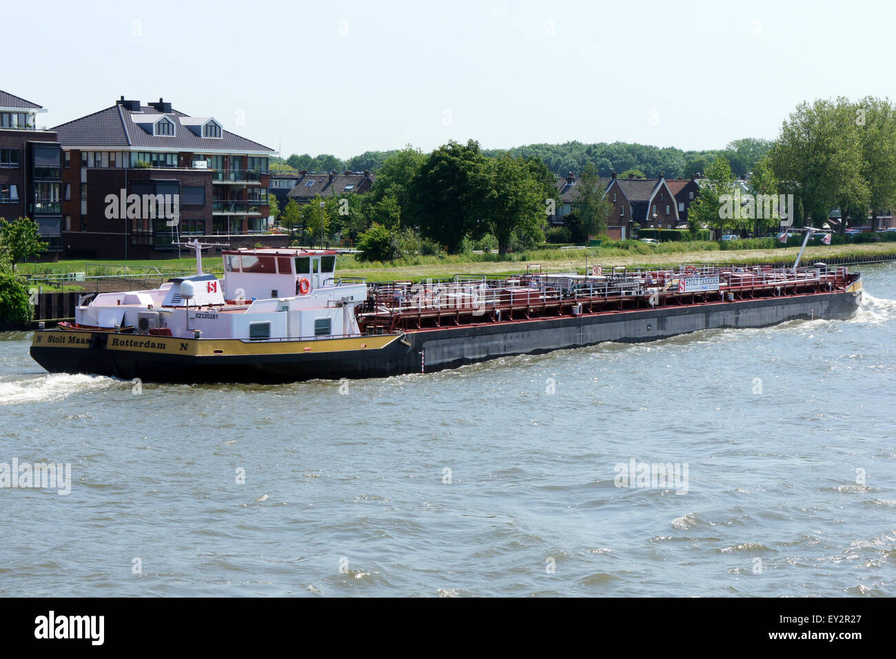 Die Stolt Maas ist ein Chemikalientanker, der unter ENI 02320281 registriert ist. Sie ist im Amsterdam-Rijn-Kanal tätig, einer wichtigen Wasserstraße in den Niederlanden für den Güter- und Güterverkehr. Das Schiff befördert chemische Produkte und Massengüter, was zur internationalen Logistik und zum internationalen Handel beiträgt. Stockfoto