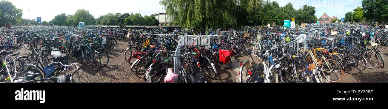 Amsterdam, Niederlande. 18. Juli 2015. Holland Westerpark Westergasfabriek Buiten Westen (Knock-out) Festival Fahrradpark Tausende von Fiets ins Stocken geraten. Kreditkarten: JCB-Bilder/Alamy Live-Nachrichten Stockfoto