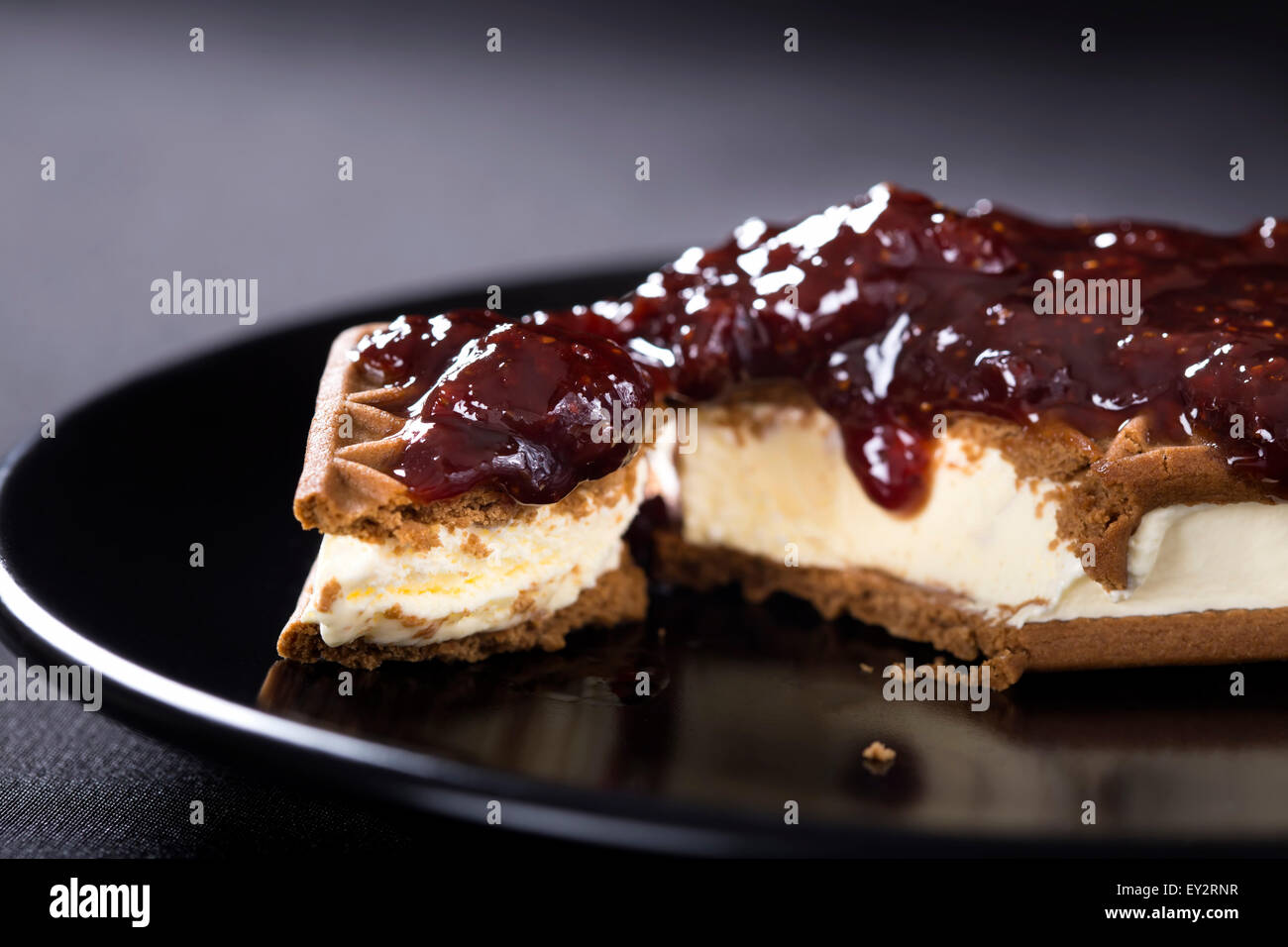 Ice Cream Sandwich mit Strawberry jam auf einer dunklen Platte Stockfoto