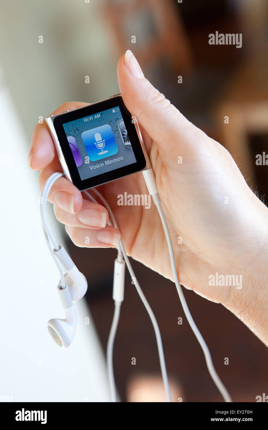 Nahaufnahme von einem Apple iPod Nano mit Kopfhörern, in ein Womans Hand zeigt der Bildschirm "Stimme Memos" gehalten. Stockfoto
