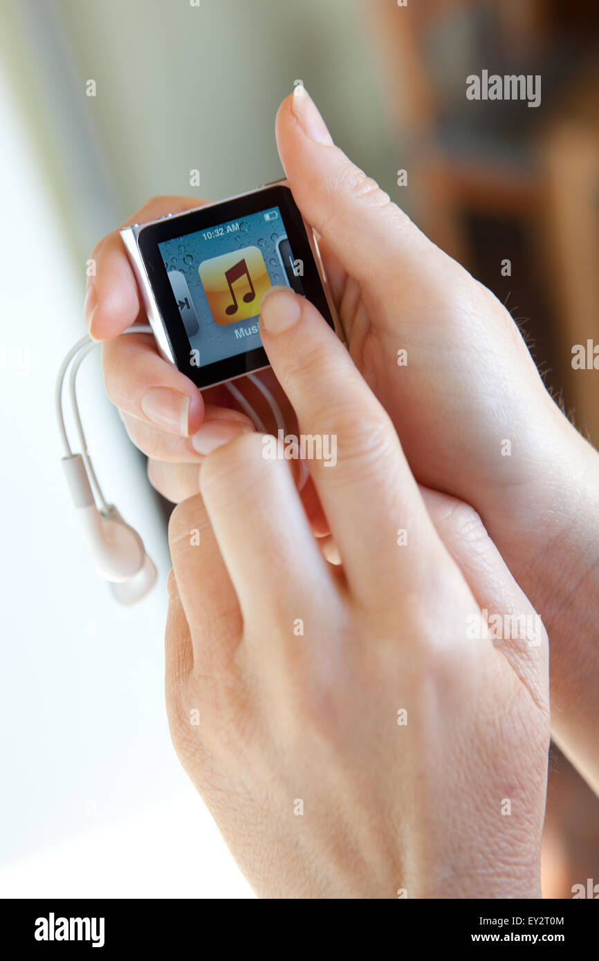 Abspielen von Musik auf einen iPod Nano Stockfoto