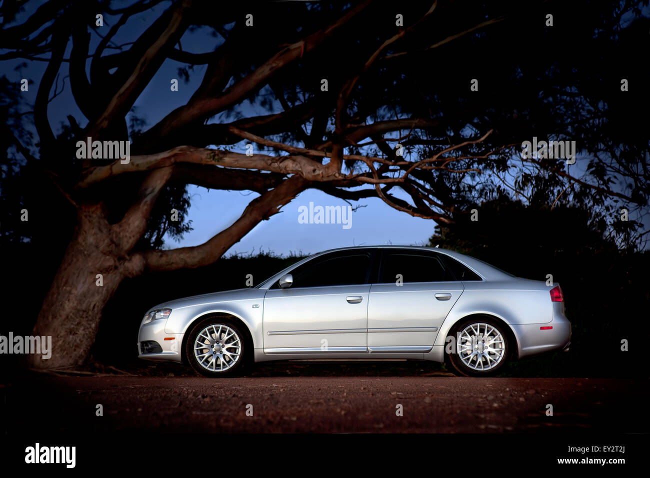 Audi A4 geparkt in der Nacht Stockfoto