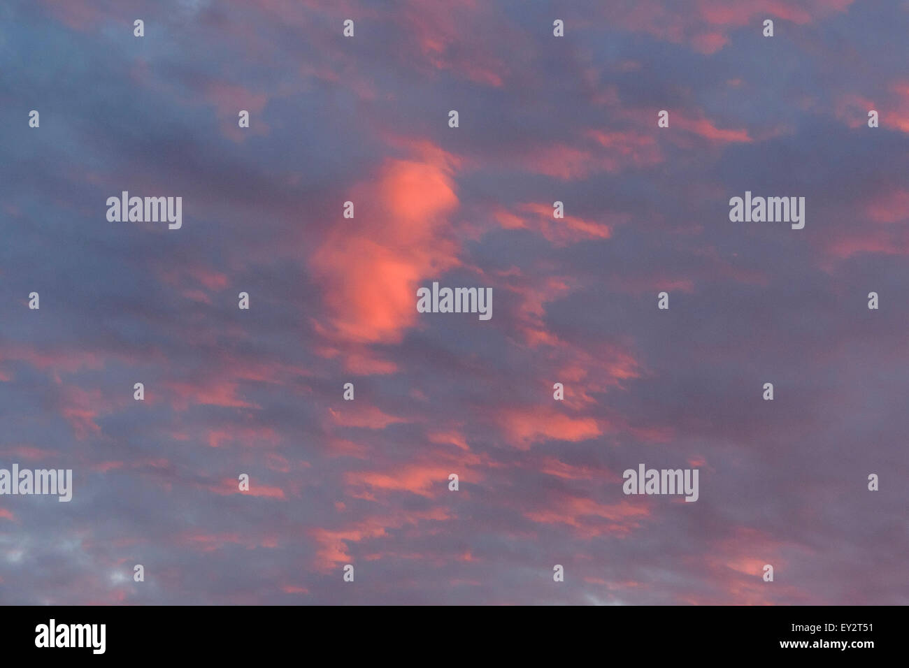 Bunte rosa und orange Wolken bei Sonnenuntergang Stockfoto