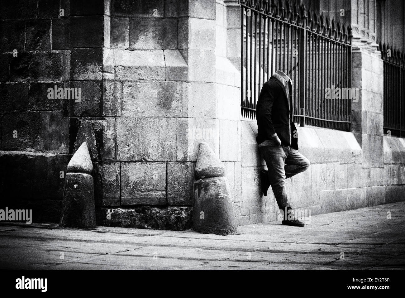 Street Photography - Schwarz-Weiß-Bild von kopflosen Straßenkünstler der Kathedrale, Gotisches Viertel ( Barri Gotic ), Barcelona Spanien Europa Stockfoto