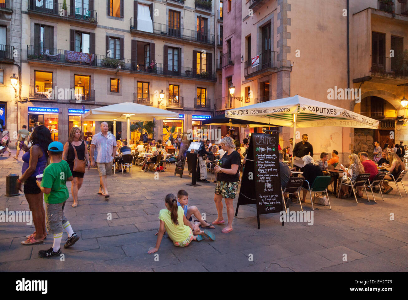 Straßenszene in der Nacht, Familie mit Kindern in einem Restaurant, Ribera Viertel, Barcelona-Spanien-Europa Stockfoto