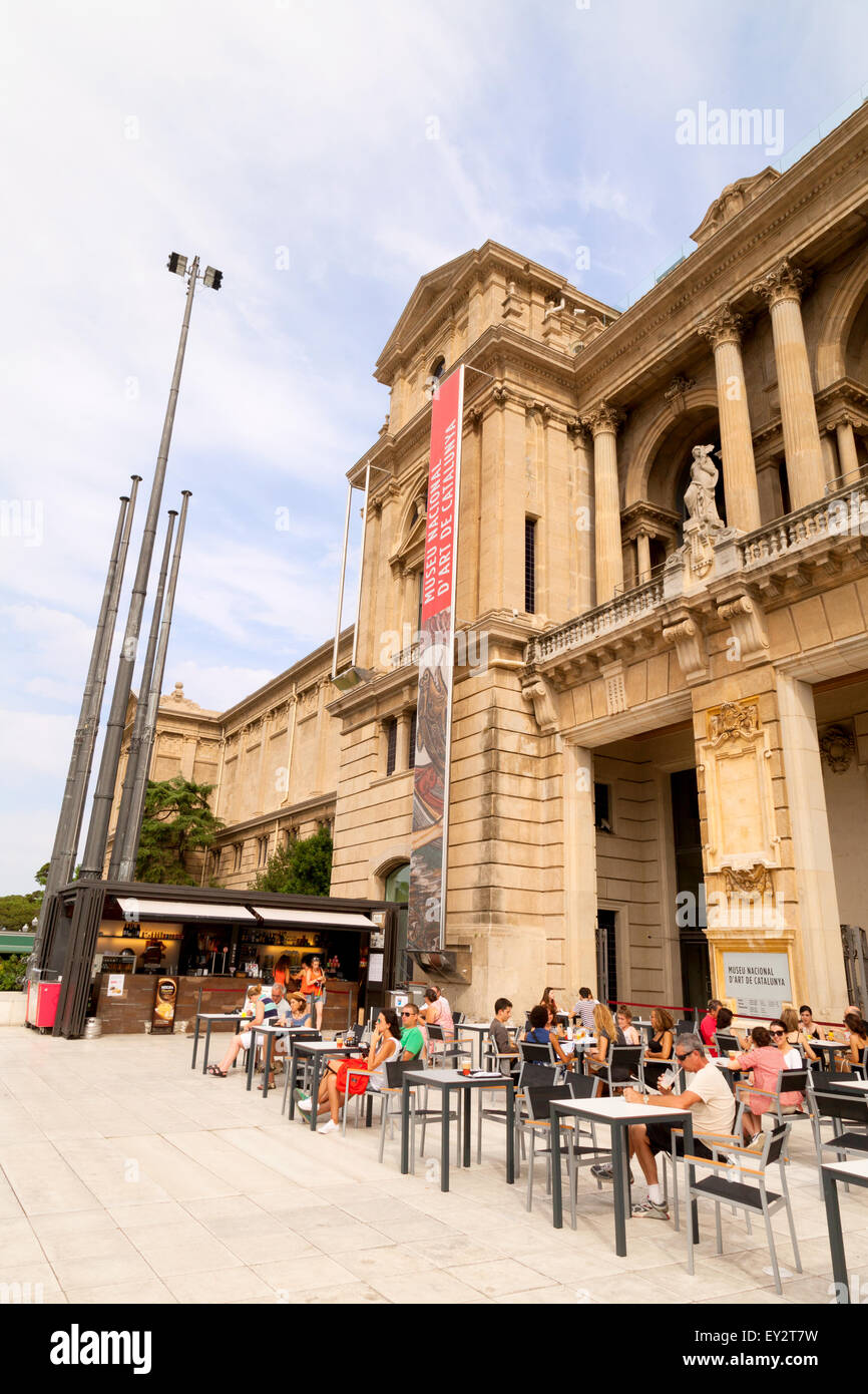 Menschen Sie im Café, Museu Nacional d ' Art de Catalunya (Nationales Kunstmuseum von Katalonien), Barcelona, Spanien-Europa Stockfoto
