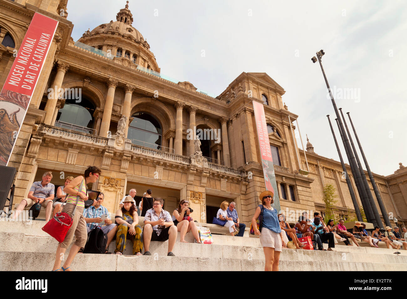 Menschen bei dem Museu Nacional d ' Art de Catalunya (National Museum of Art, Katalonien), Barcelona, Spanien-Europa Stockfoto