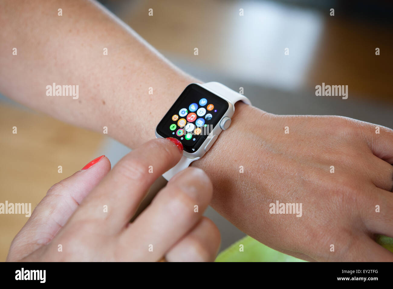 Apple Watch home-Bildschirm anzeigen. Stockfoto
