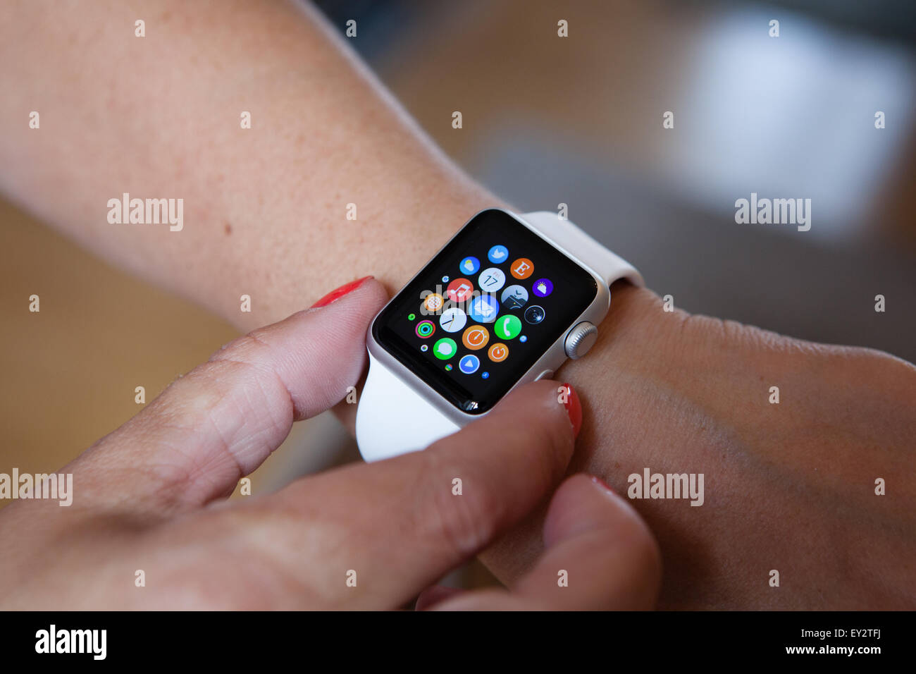 Apple Watch home-Bildschirm anzeigen. Stockfoto