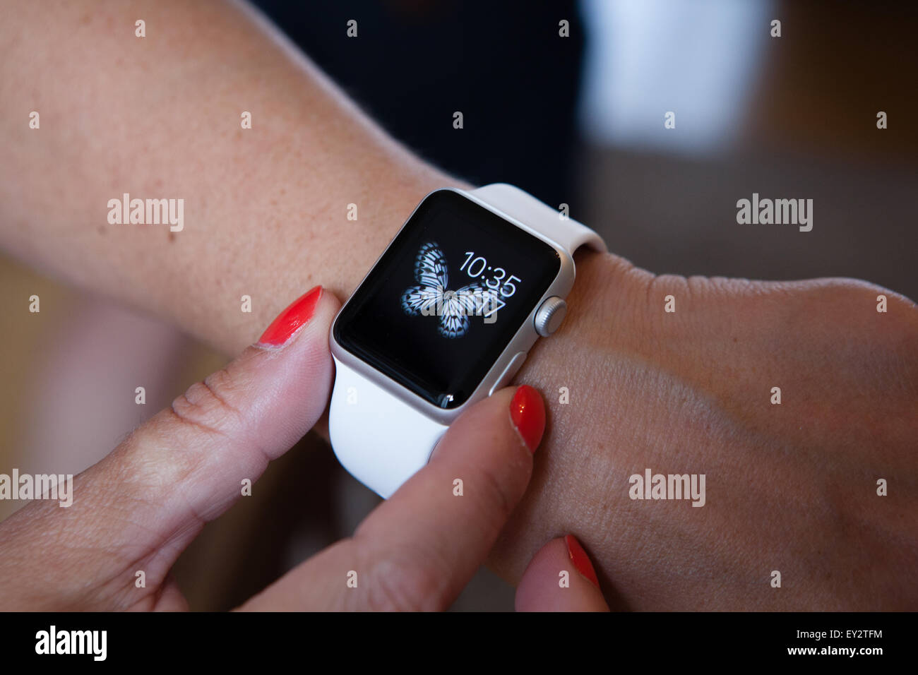 Apple Watch anzeigen weißer Schmetterling Tapeten Stockfoto