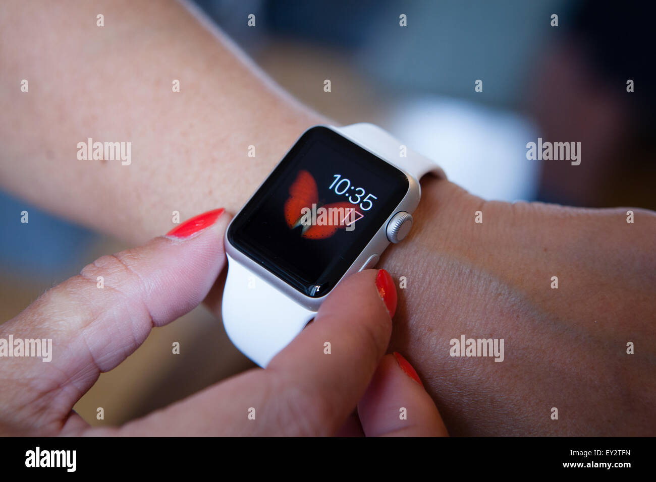 Apple Watch Anzeige rot Schmetterling Tapeten Stockfoto
