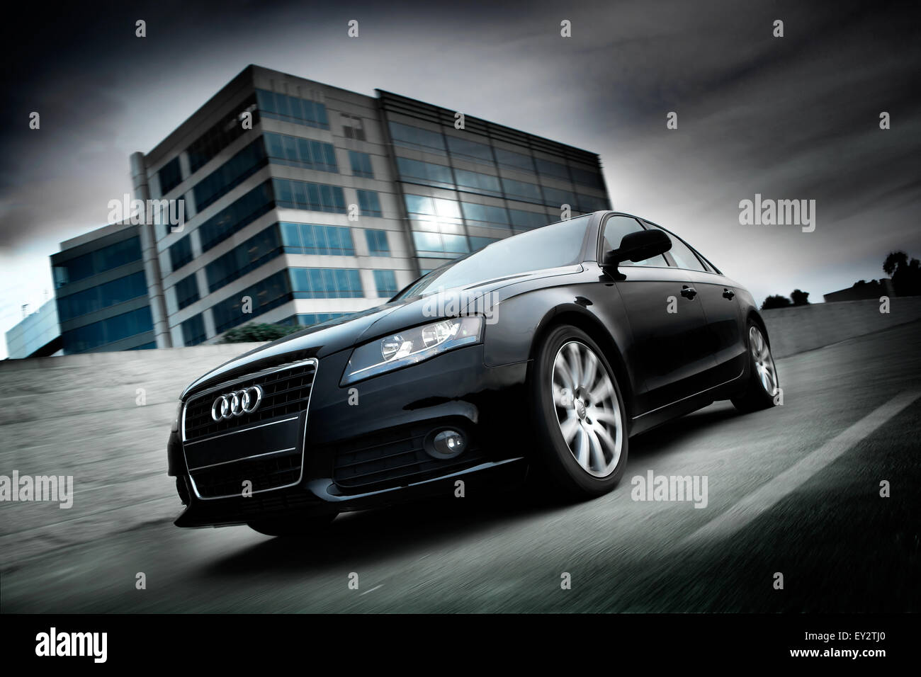 Audi A4 Fahren in der Dämmerung in einem Business Park Stockfoto