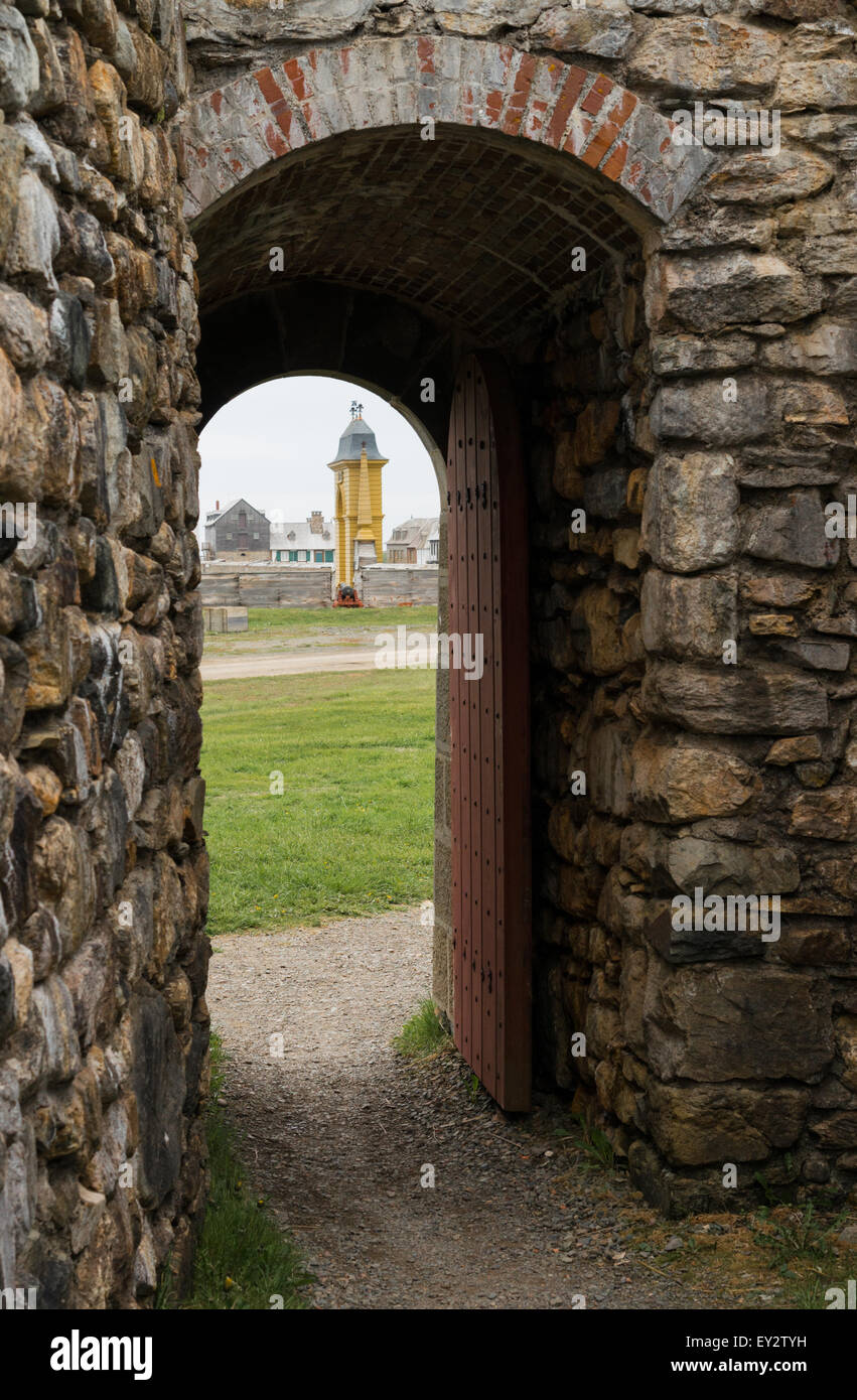 Blick auf das Frédéric-Tor durch eine gewölbte Dorrway auf Festung Louisbourg, Louisbourg, Nova Scotia, Kanada Stockfoto