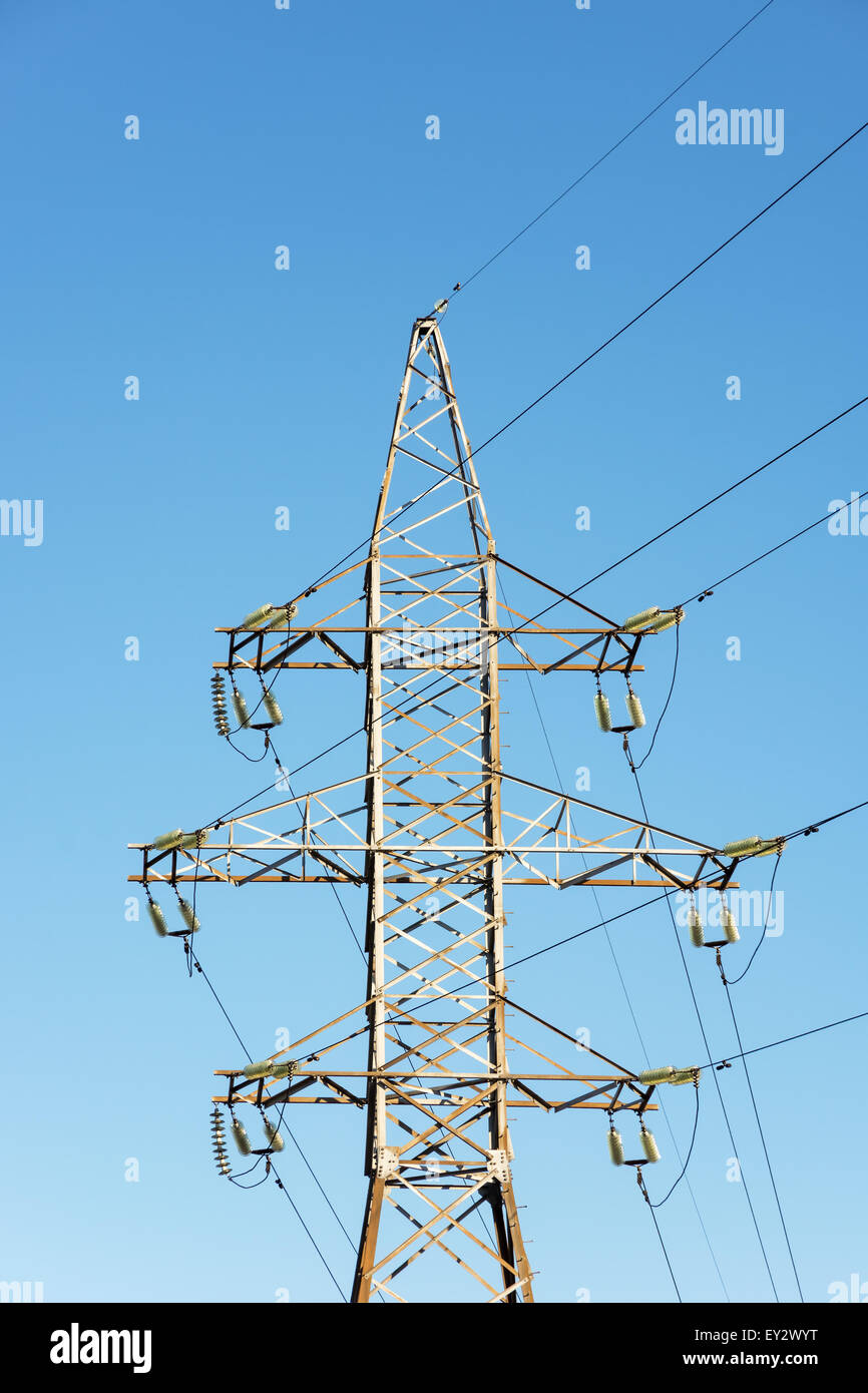 Unterstützungen für Hochspannungs-Stromleitung gegen den blauen Himmel. Stockfoto