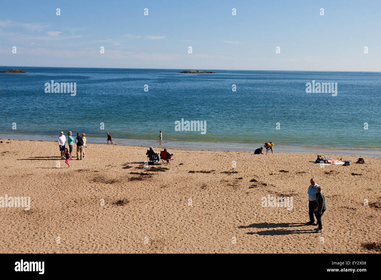 Sandstrand mit Menschen am Ufer, Acadia National Park, Maine, Vereinigte Staaten von Amerika Stockfoto