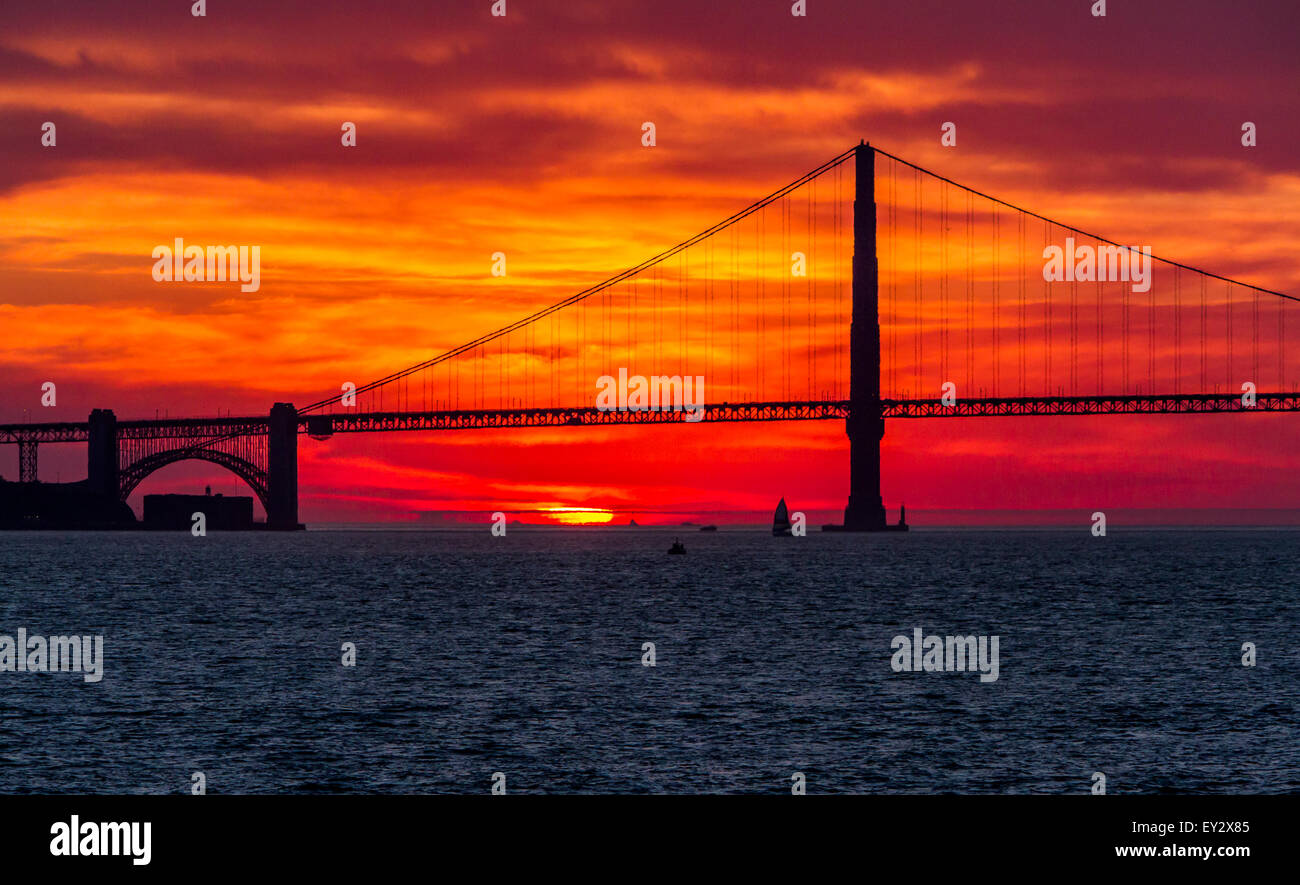 Die Golden Gate Bridge und die San Francisco Bay bei Sonnenuntergang, San Francisco, Kalifornien, USA Stockfoto