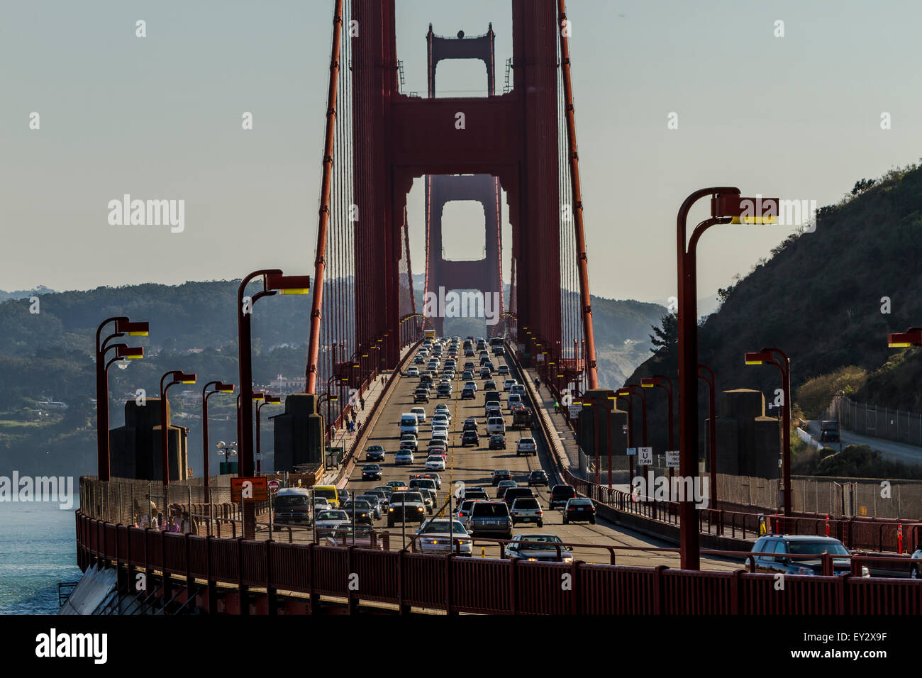 Verkehr auf dem Highway 101 über die Golden Gate Brücke der Pazifische Ozean, San Francisco, Kalifornien Stockfoto