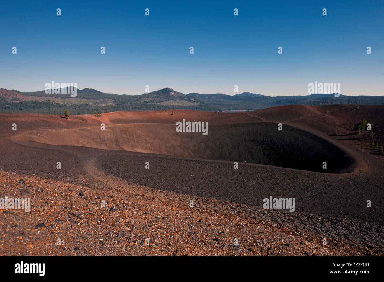 Krater und Rand der Schlackenkegel, Lassen Volcanic Nationalpark, Kalifornien, Vereinigte Staaten von Amerika Stockfoto