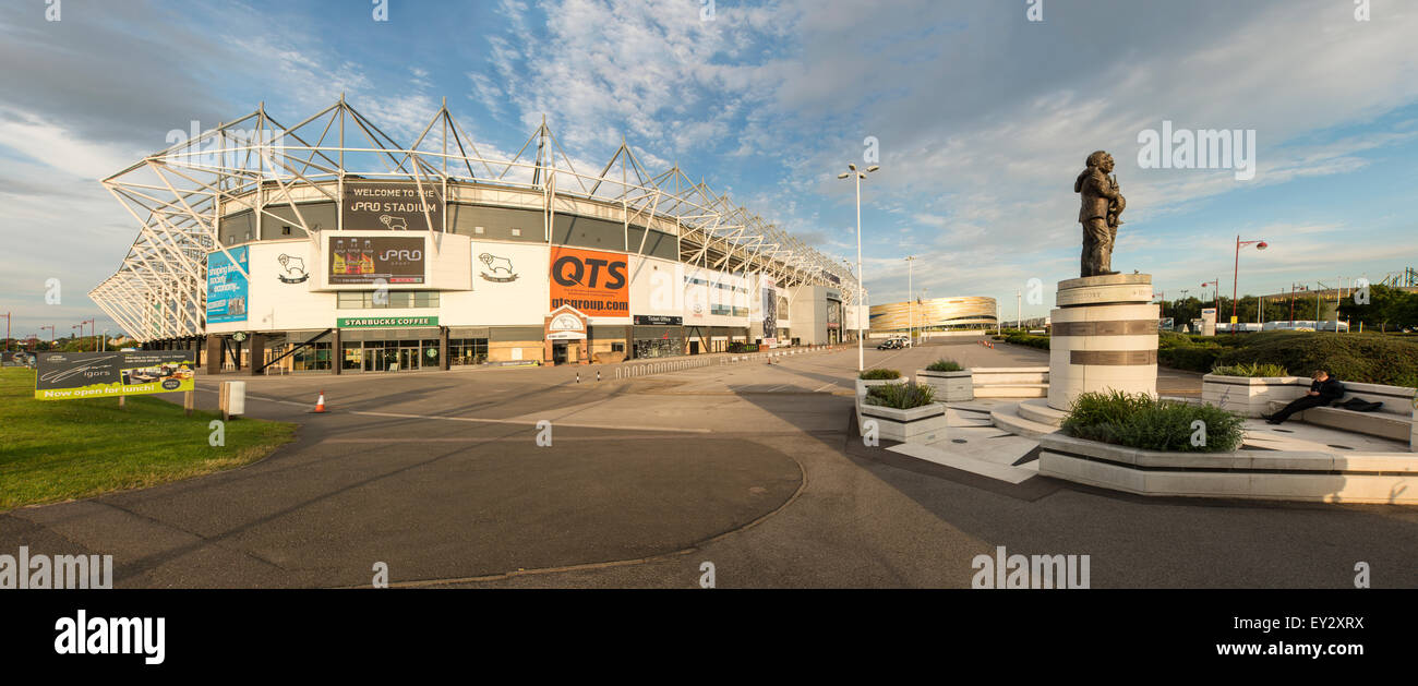 Panoramablick auf Pride Park Stadium und Einheit Plaza. Statue in Hommage an Brian Clough und Peter Taylor Stockfoto