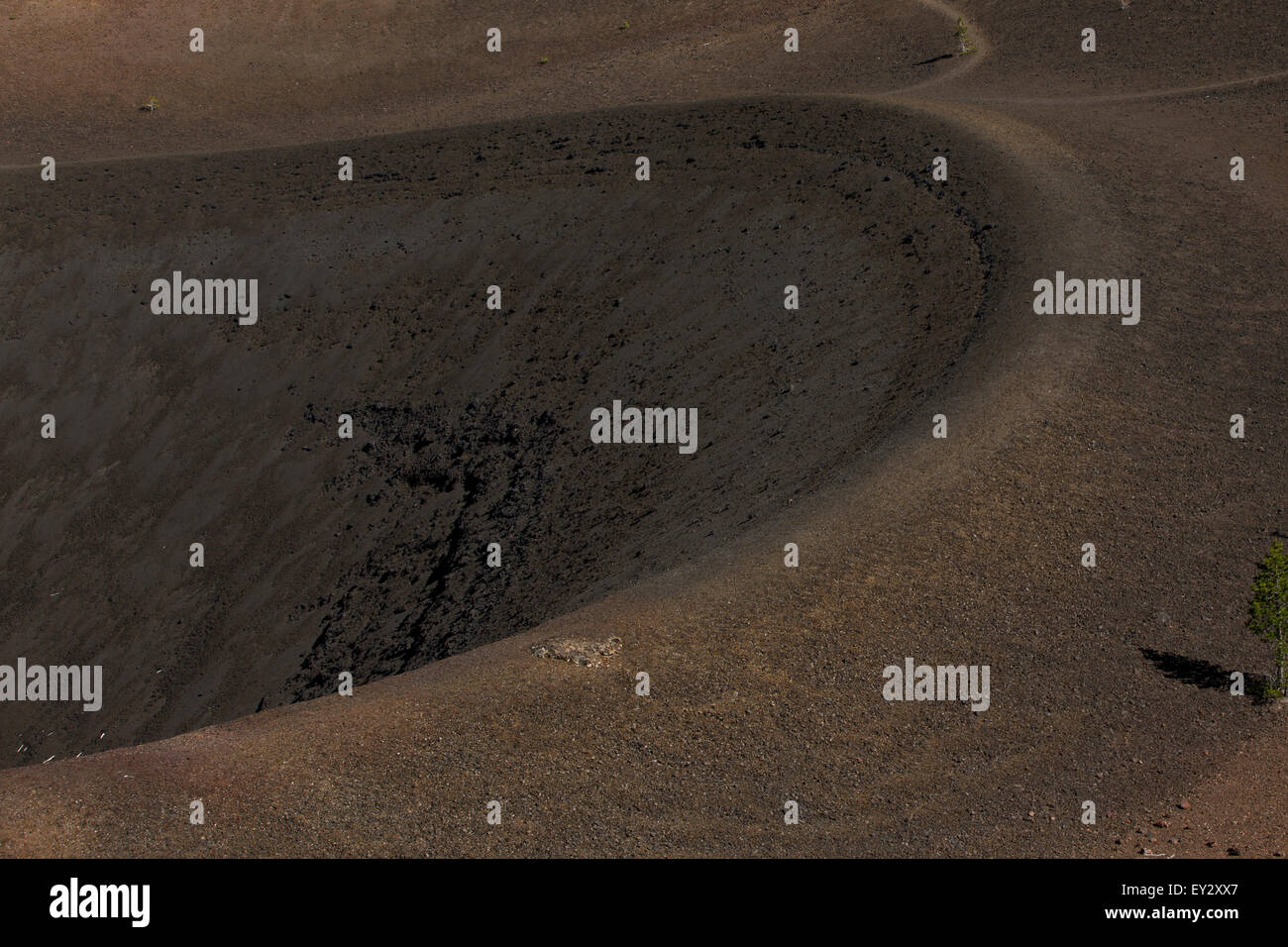 Rand der Schlackenkegel, Lassen Volcanic Nationalpark, California, Vereinigte Staaten Stockfoto