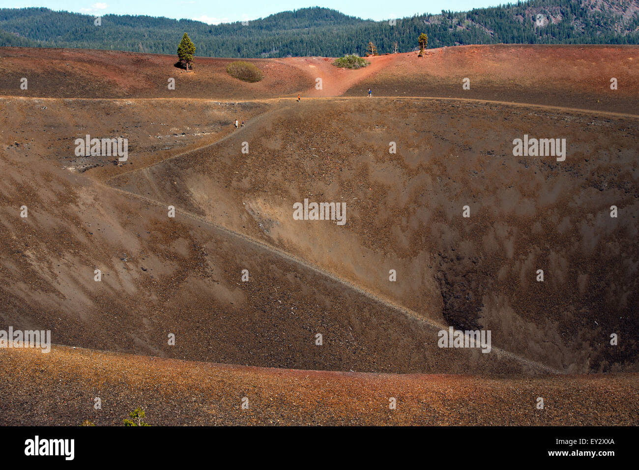 Wanderweg in Schlackenkegel, Lassen Volcanic Nationalpark, Kalifornien, Vereinigte Staaten von Amerika Stockfoto