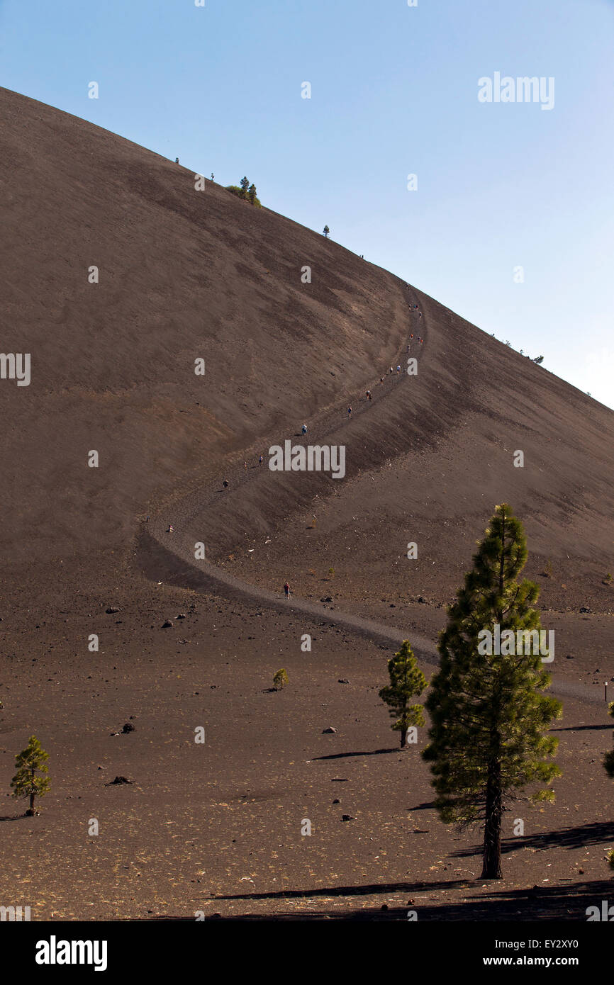 Wanderweg, Schlackenkegel, Lassen Volcanic Nationalpark, Kalifornien, Vereinigte Staaten von Amerika Stockfoto