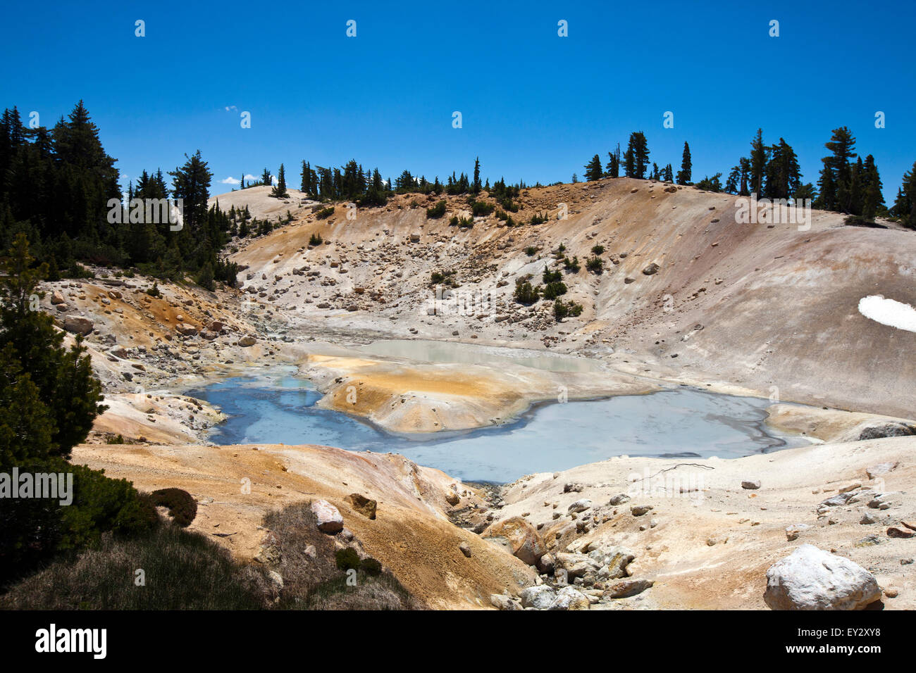 Pool von grau, kochendes Wasser, geothermische Gebiet Bumpass Hell, Lassen Volcanic Nationalpark, Kalifornien, Vereinigte Staaten von Amerika Stockfoto