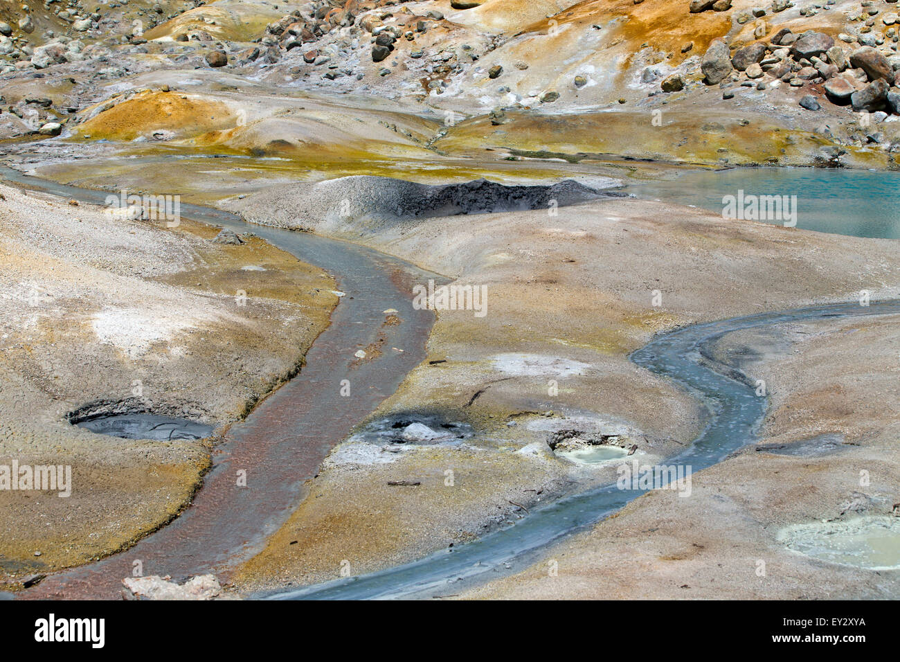 Bumpass Hot Springs, geothermische Gebiet Bumpass Hell, Lassen Volcanic Nationalpark, Kalifornien, Vereinigte Staaten von Amerika Stockfoto